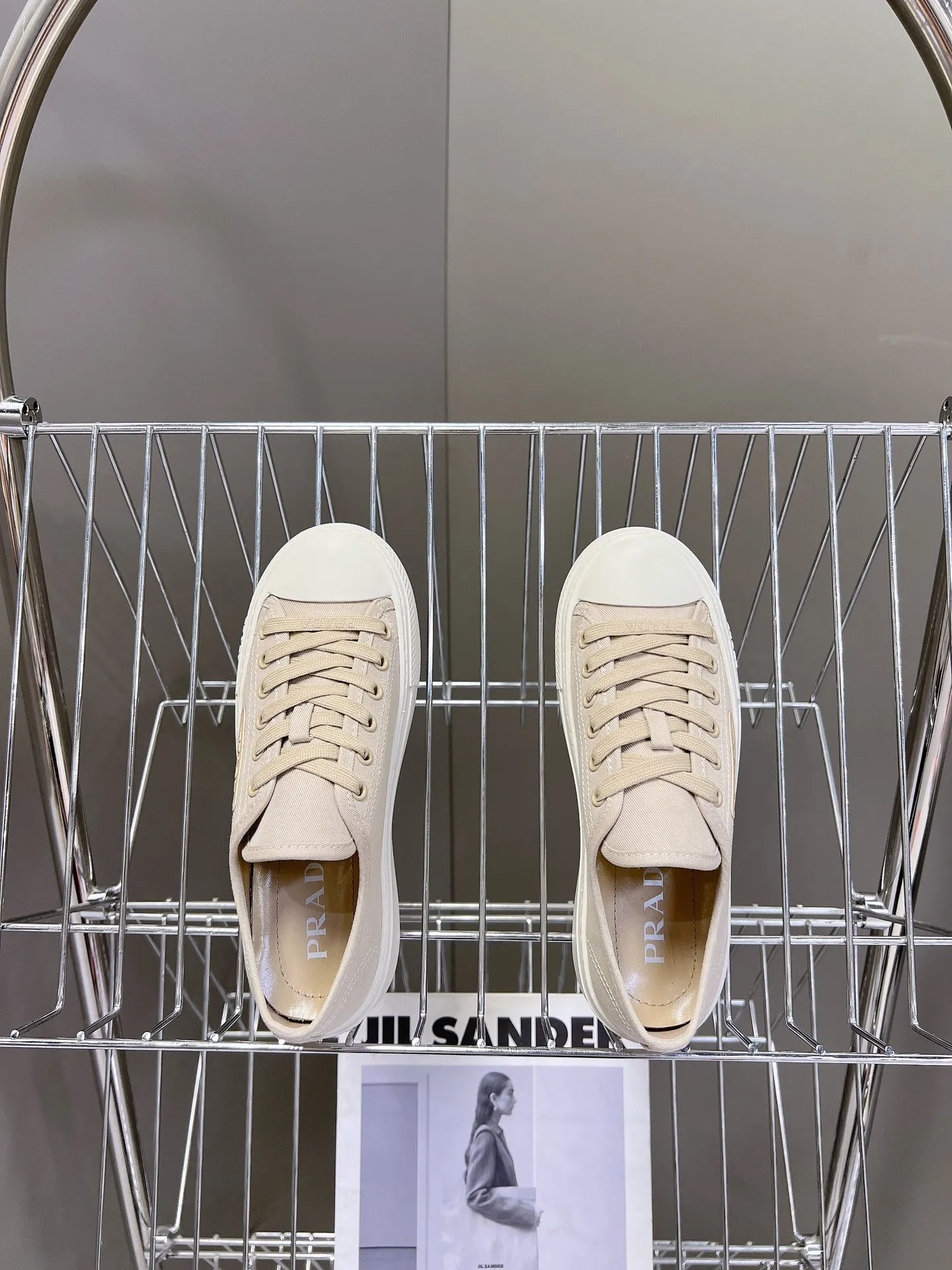 💕💕Factory direct selling price p480💕💕 Prada canvas shoes, the latest black technology in technical canvas. After a few years, Prada has brought us beautiful biscuit shoes. A must-have item that fashionistas must not miss. There are no complicated decorations, and the texture is very vintage. The purity and minimalism are neat and poetic. The latest canvas adds a casual touch.  Upper: original technical canvas. Short foot pad: sheepskin. Outsole: Eva ultra-light foam. Outsole height 4CM. Size: #35-41 (customized for 40 units, non-refundable).